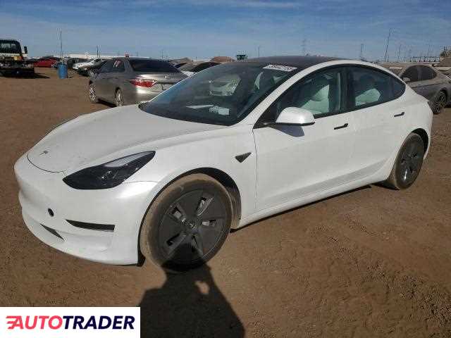 Tesla Model 3 benzyna 2023r. (PHOENIX)