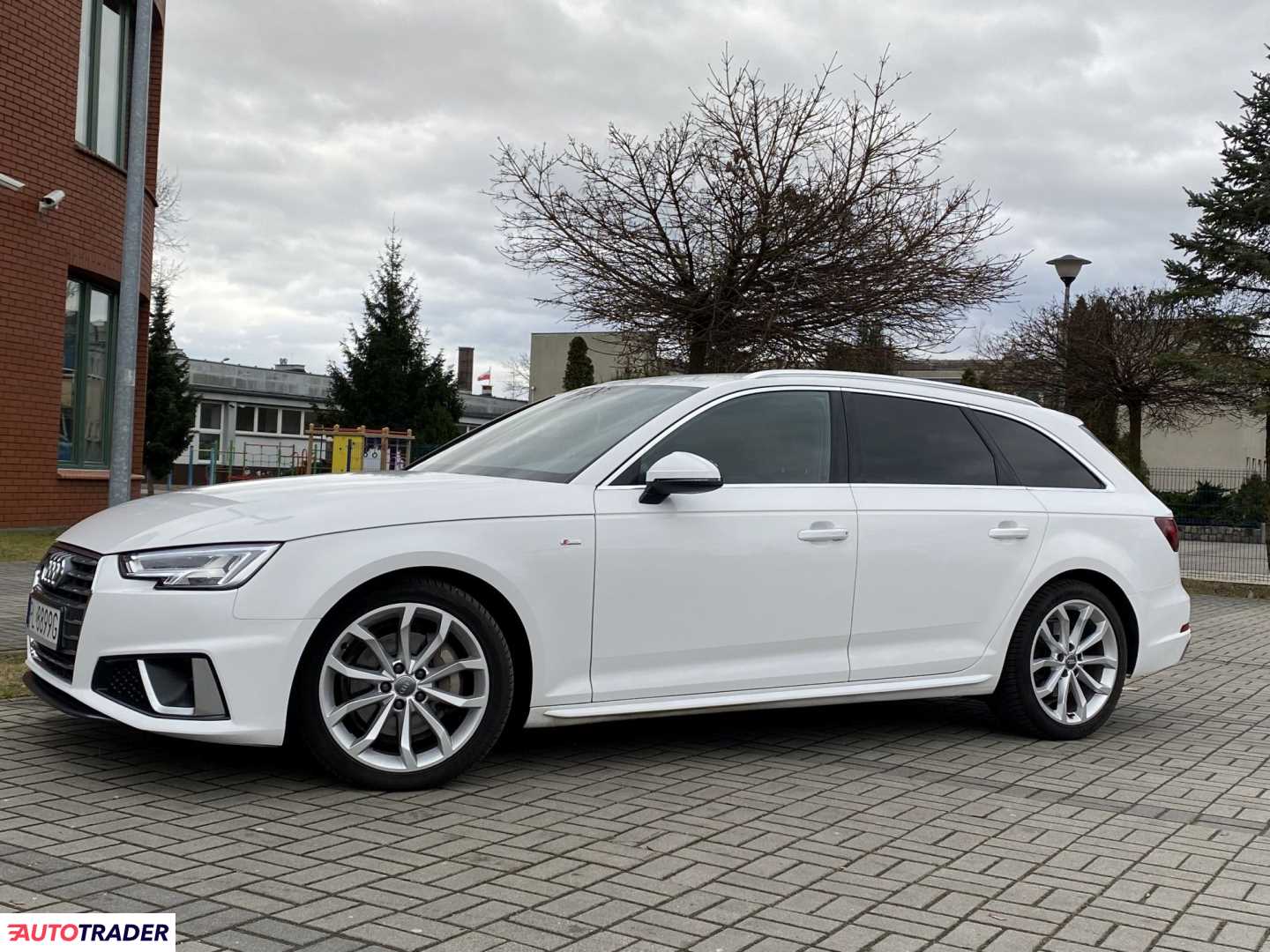 Audi A4 2019 2.0 196 KM