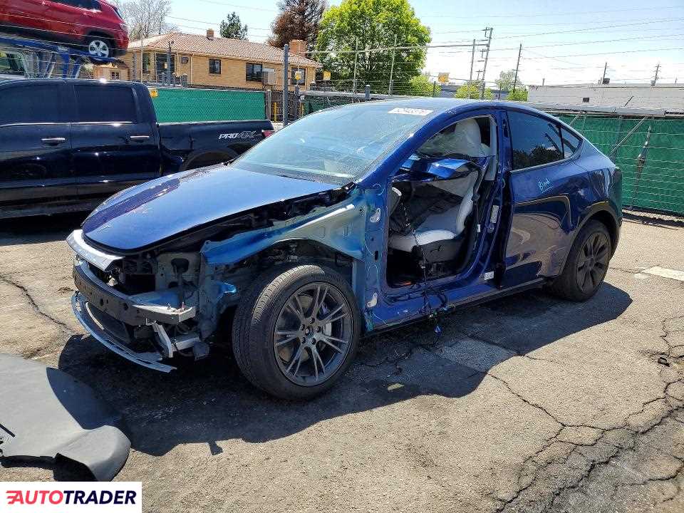 Tesla Model Y 2024