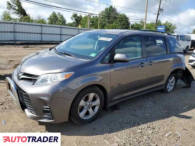 Toyota Sienna 2018 3