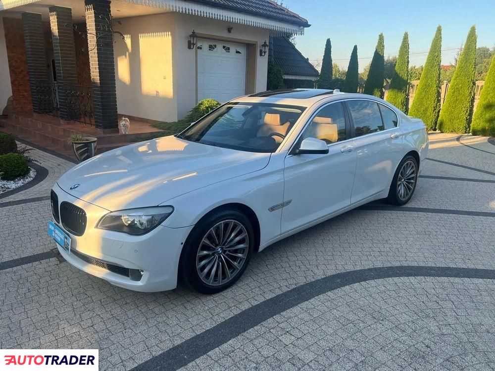 BMW 750 2012 4.4 407 KM