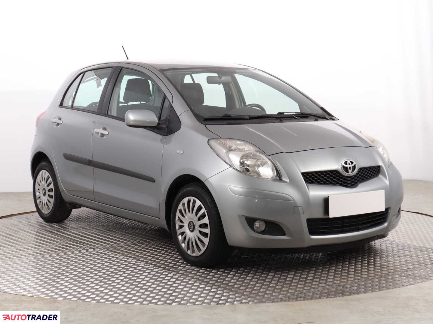 Toyota Yaris 2010 1.3 99 KM