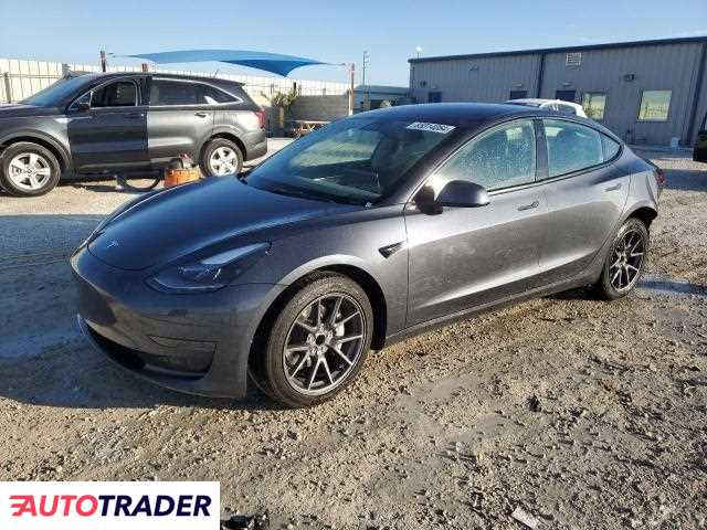 Tesla Model 3 benzyna 2023r. (ARCADIA)