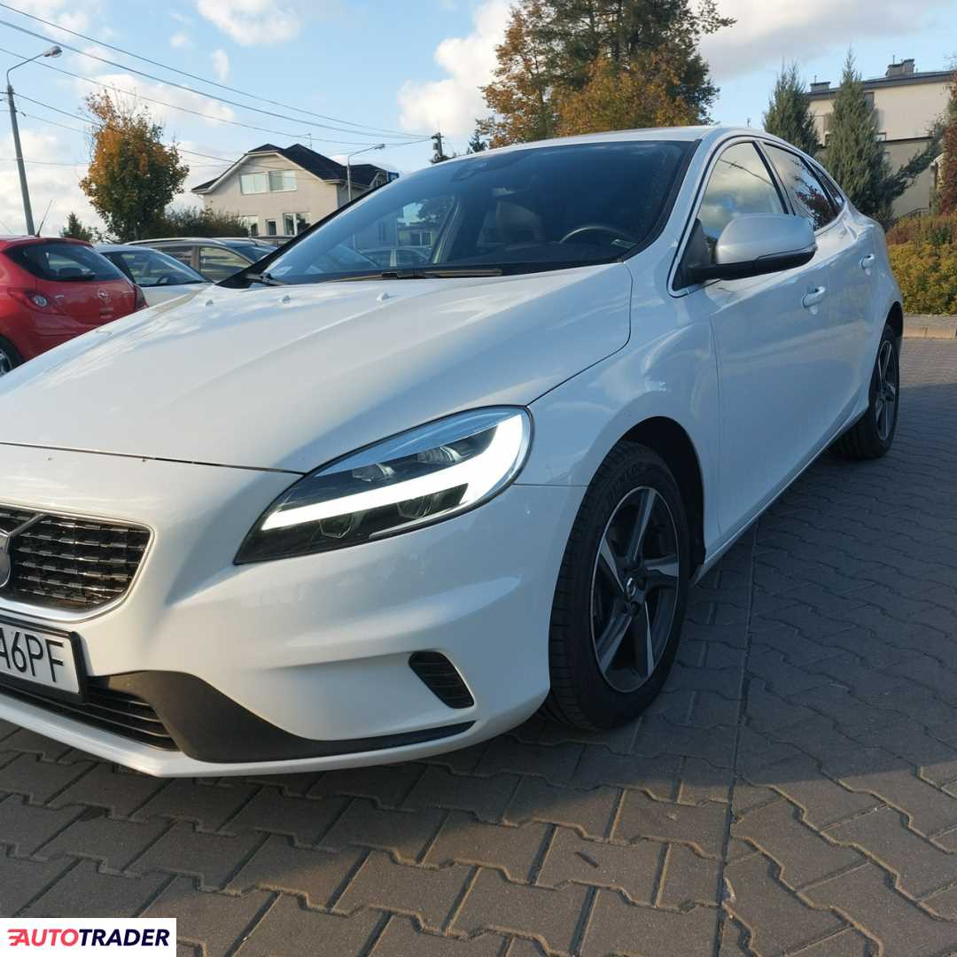 Volvo V40 2018 2.0 150 KM