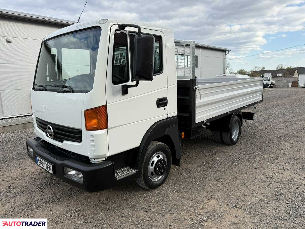 Nissan Atleon 2010 3