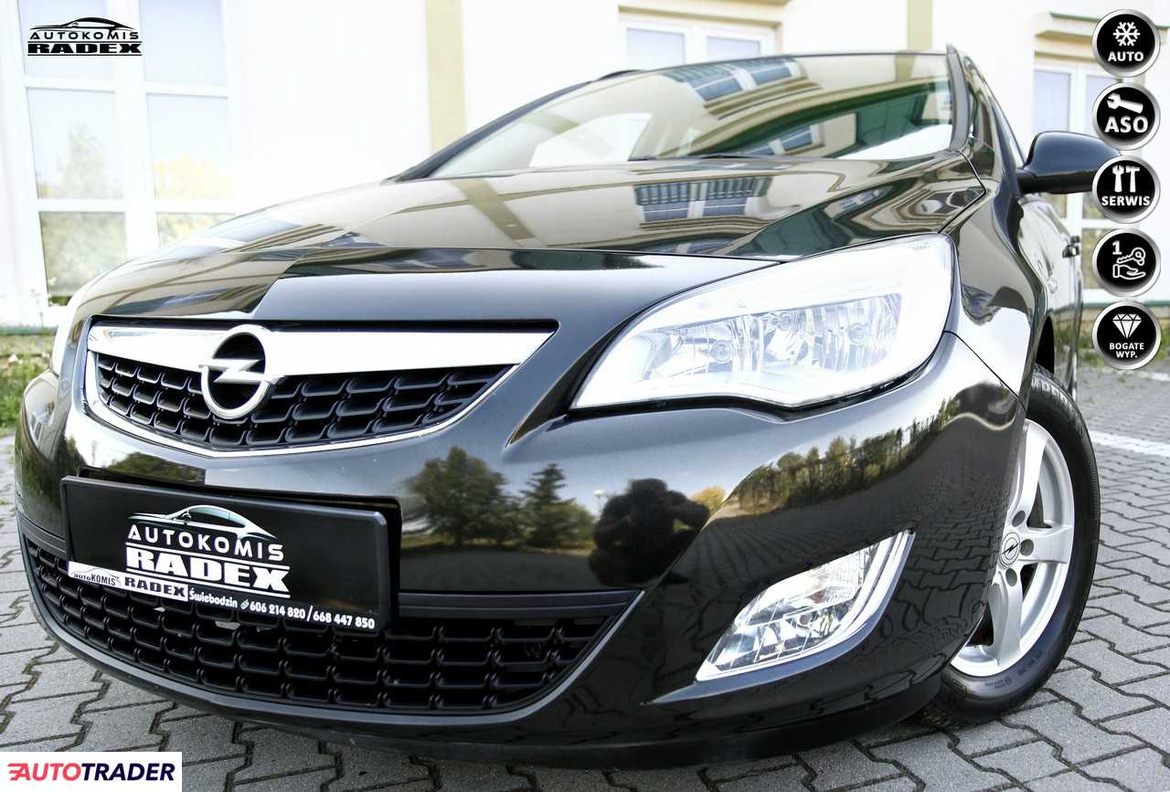 Opel Astra 2011 1.4 101 KM