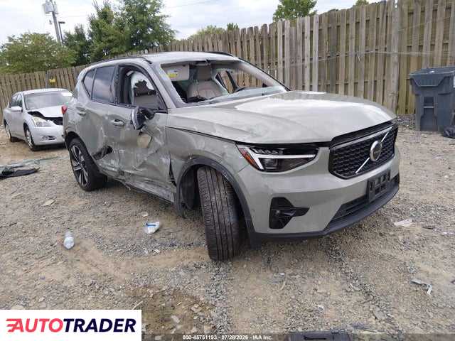 Volvo XC40 2025 2