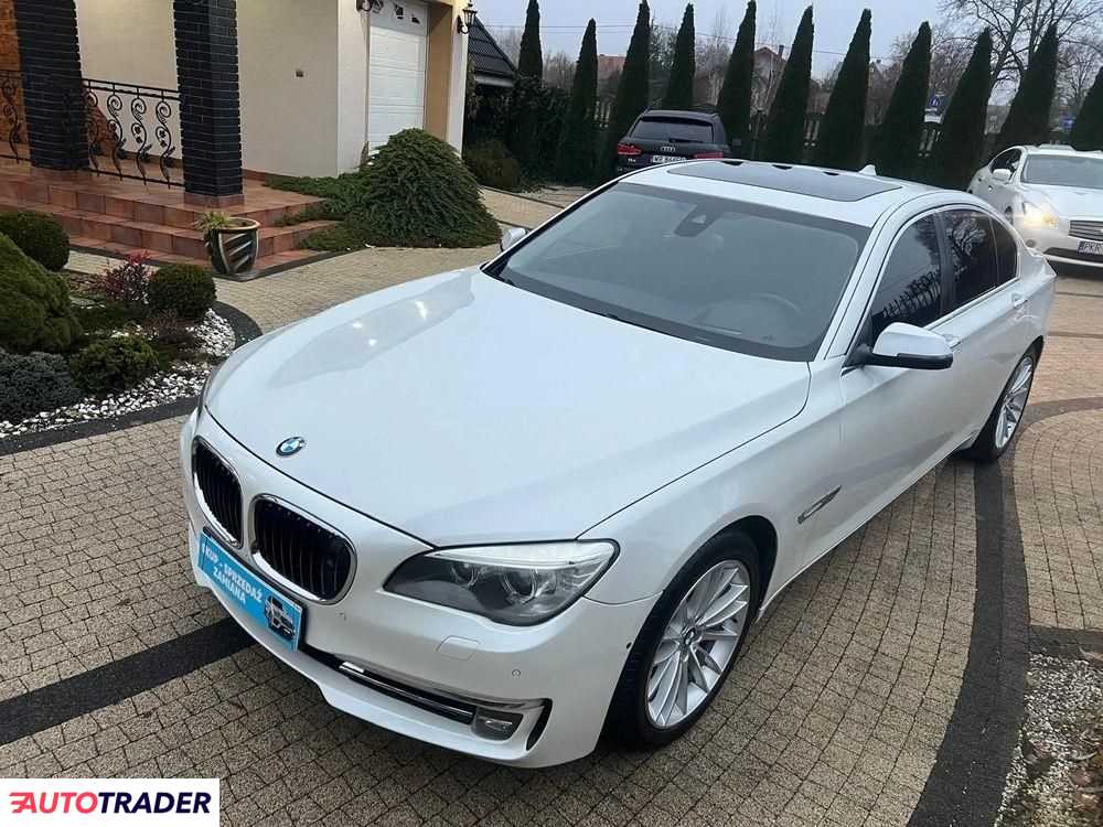 BMW 750 2015 4.4 450 KM