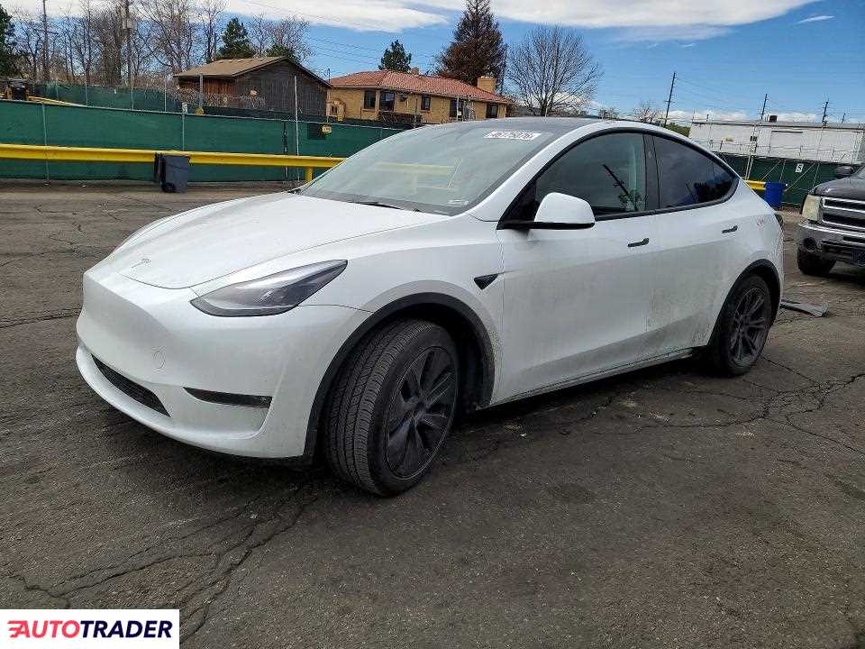 Tesla Model Y 2024