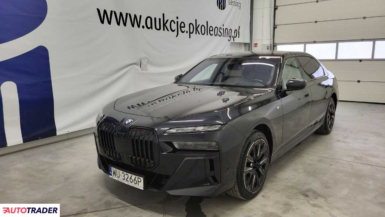 BMW 750 2022 3.0 286 KM