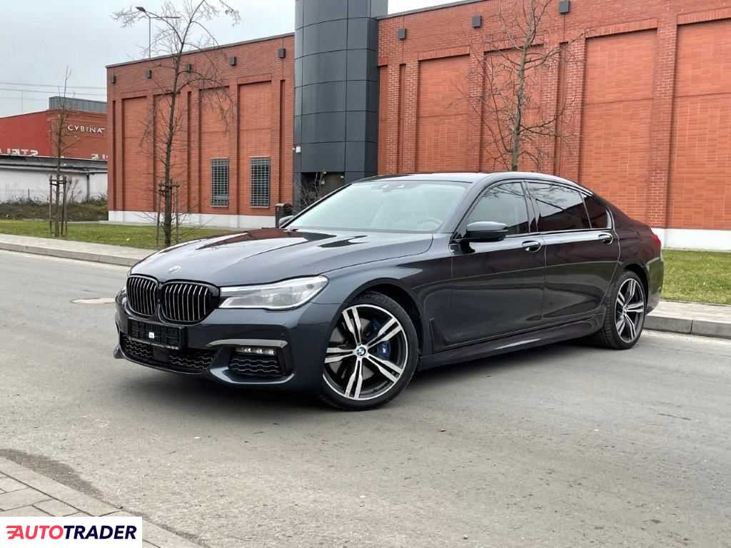 BMW 750 2018 4.4 450 KM