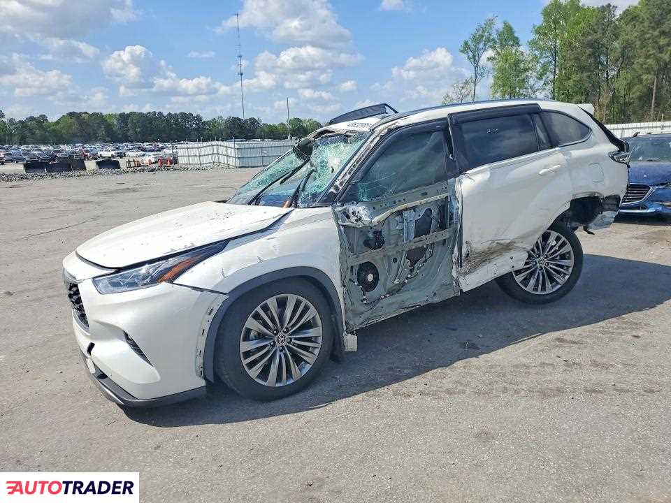 Toyota Highlander 2021 3