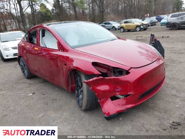 Tesla Model Y benzyna 2024r. (MEDFORD)