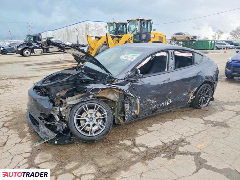 Tesla Model Y 2025