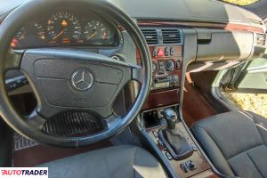 Mercedes E-klasa 1998 2.9 129 KM