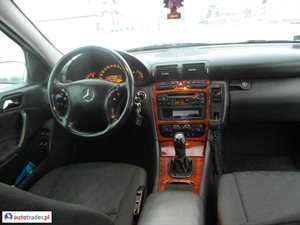Mercedes 220 2000 2.1 143 KM Mercedes 220 2000 2.1 143 KM