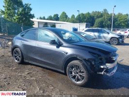 Tesla Model Y 2025