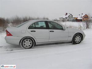 Mercedes 220 2000 2.1 143 KM Mercedes 220 2000 2.1 143 KM