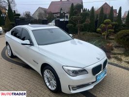 BMW 750 2015 4.4 450 KM