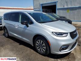 Chrysler Pacifica 2024 3