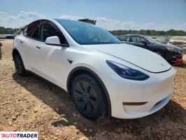 Tesla Model Y 2025