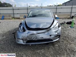 Tesla Model Y 2025