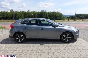 Volvo V40 2018 2.0 152 KM