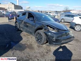 Tesla Model Y 2025