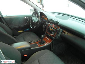 Mercedes 220 2000 2.1 143 KM Mercedes 220 2000 2.1 143 KM