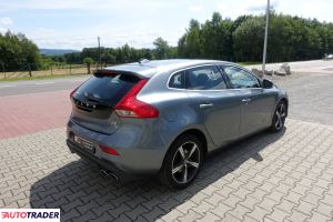 Volvo V40 2018 2.0 152 KM