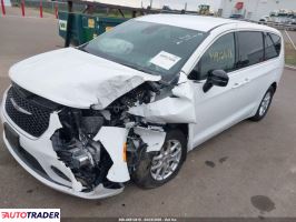 Chrysler Pacifica 2024 3
