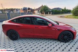 Tesla 2021 512 KM