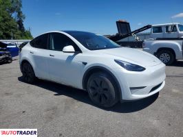 Tesla Model Y 2025