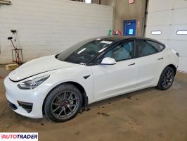 Tesla Model 3 - zobacz ofertę