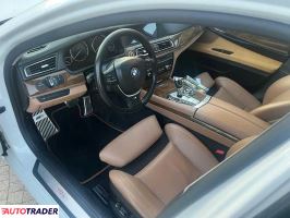 BMW 750 2012 4.4 407 KM