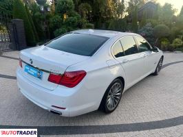 BMW 750 2012 4.4 407 KM