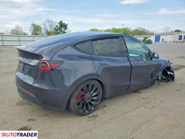 Tesla Model Y 2025